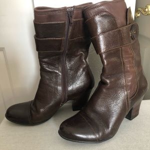 Chocolate brown Born boots